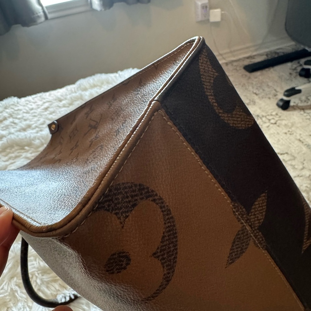 Louis Vuitton OnTheGo - Picture 12 of 16